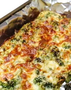 Crustless Broccoli Quiche (via foodiefiasco.com)