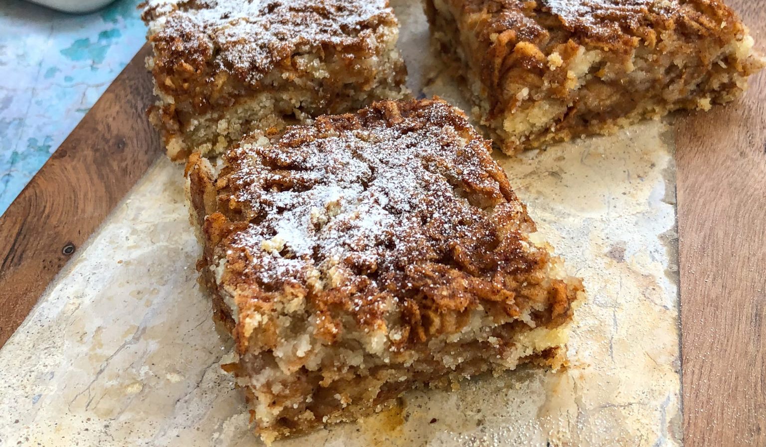 Vegan Apple and Semolina Cake (via balkankitchen.co.uk)