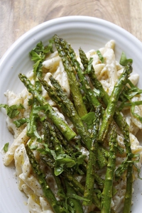 1) Spring Pasta Alfredo With Roasted Asparagus (via inpursuitofmore.com)