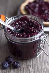 Use Chia Seeds to make jam! (via 40aprons.com)