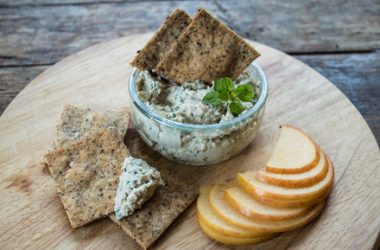 Cashew Dill & Garlic Fromage with Vegan Crackers