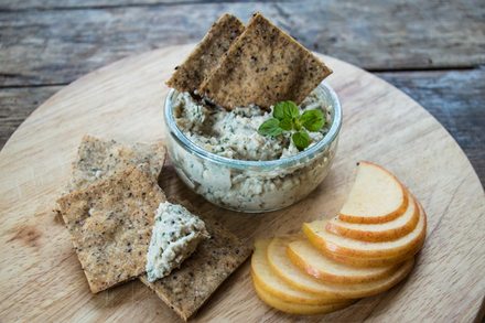 Cashew Dill &#038; Garlic Fromage with Vegan Crackers