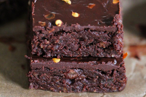 No Bake Chilli Brownies (via eatgood4life.com)