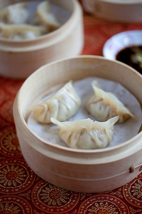 Steamed Pork and Shrimp Dumplings (via rasamalaysia.com)