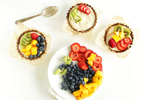 No Bake Fruit Tarts (via minimalistbaker.com)