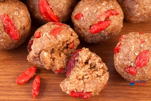 4) Gingerbread Goji Snack Balls