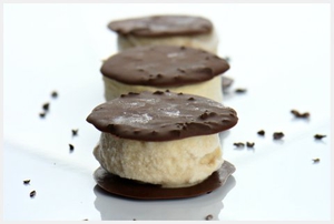 Maca Ice Cream & Cacao Crackle Sandwiches (via therawchef.com)