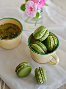 Matcha Macarons (via mykeuken.com)