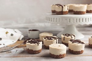 Dairy-free Mini Cheesecakes (via tasty-yummies.com)