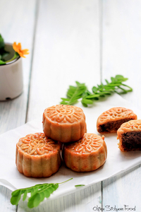 Chinese Moon Cakes (via chinasichuanfood.com)