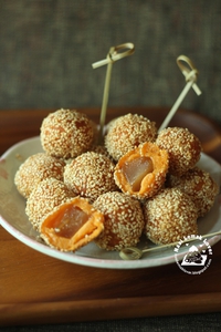 Sweet Potato Sesame Balls with Nian Gao (via nasilemaklover.blogspot.co.uk)