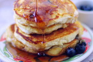 Quinoa & Blueberry Pancakes (via sixfeetunderblog.com)