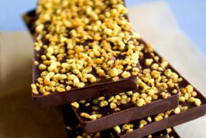 Maca, Cherry and Bee Pollen bars (via therawtarian.com)