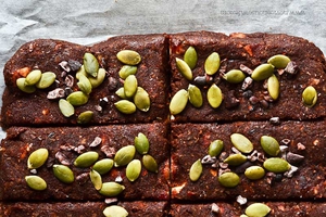 Chocolate & Date Raw Energy Bars (via novicehousewife.com)