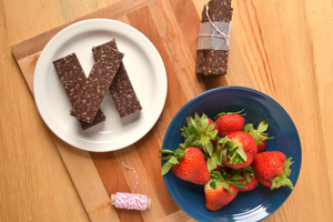 Raw Vegan Chocolate Cranberry Energy Bars (via fooddoodles.com)