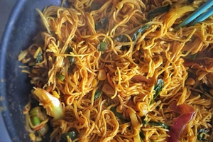 Vegetarian Singapore Noodles (via thebrightonkitchen.com)