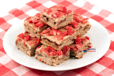 Strawberries &#038; Cream Shortbread Slices