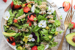 Avocado & Strawberry Pasta Salad (via rizopia.co.uk)