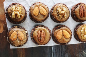 Almond Cacao Cookies with Salted Maca Caramel (via thisrawsomeveganlife.com)