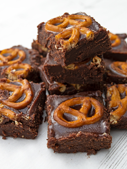 Vegan Chocolate Fudge with Salty Pretzels