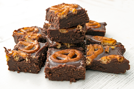 Vegan Chocolate Fudge with Salty Pretzels