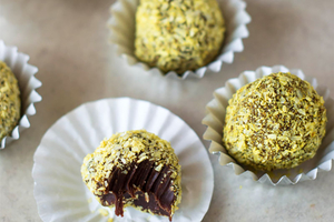 Raw Coconut & Turmeric Chocolate Truffles (via wallflowergirl.co.uk)