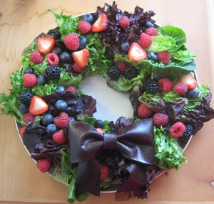 Berry Festive Wreath Salad (via thehappyrawkitchen.blogspot.co.uk)