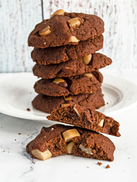 &#8216;Milky&#8217; Chocolate &#038; Brazil Nut Cookies