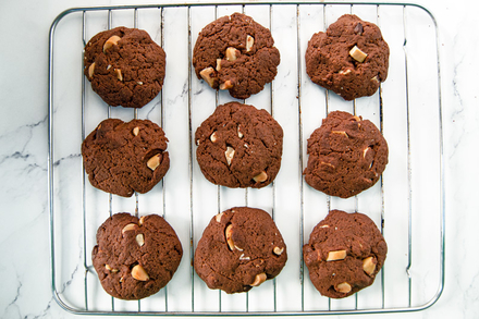 &#8216;Milky&#8217; Chocolate &#038; Brazil Nut Cookies