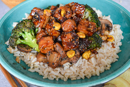 Sweet &#038; Spicy Cashew and Tofu Stir-Fry with Brown Rice