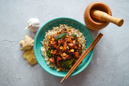 Sweet & Spicy Cashew and Tofu Stir-Fry with Brown Rice