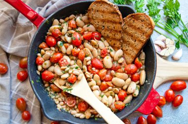 Vegan ”Cheezy” Garlic White Beans