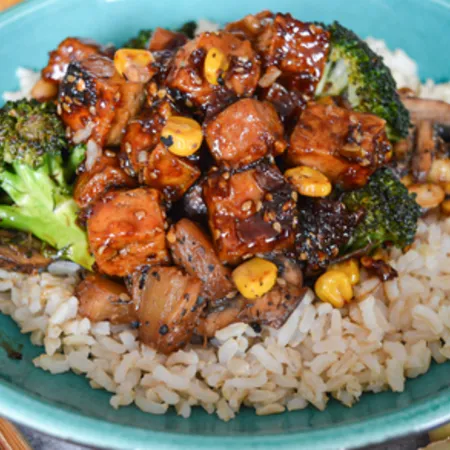 Sweet & Spicy Cashew and Tofu Stir-Fry with Brown Rice